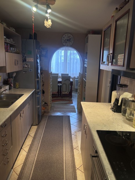 J�sz�roksz�ll�son j� �llapot�, r�szben fel�j�tott csal�di h�z elad�!