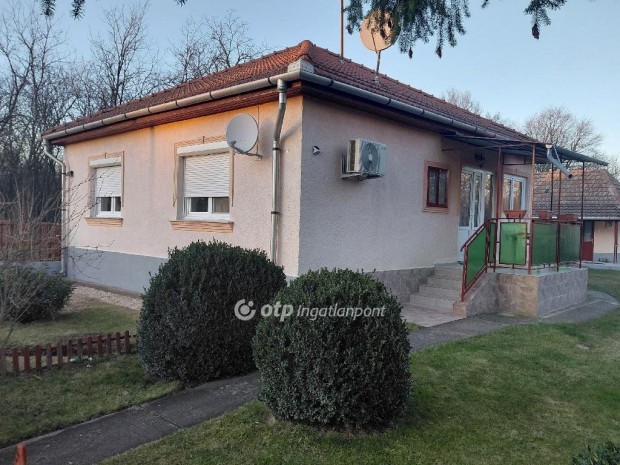 J�szber�nyi 71 nm-es h�z elad�