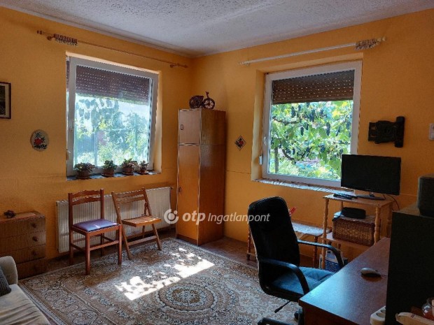 J�szber�nyi elad� 107 nm-es h�z