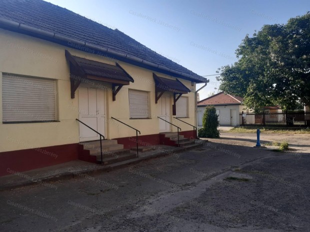 J�szd�zsa k�zpontj�ban, 425 nm-es telken,177 nm-es �zlethelyis�g elad�