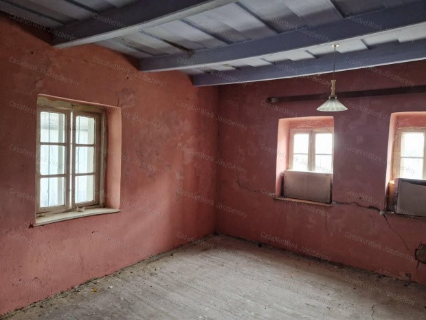 J�szd�zs�n 63 nm-es, er�sen fel�j�tand� vagy lebontand� h�z elad�