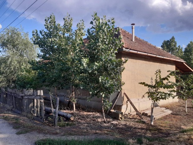 J�szd�zs�n 9483 nm-es telken, 4 hrsz-on l�v� ingatlan, h�z elad�