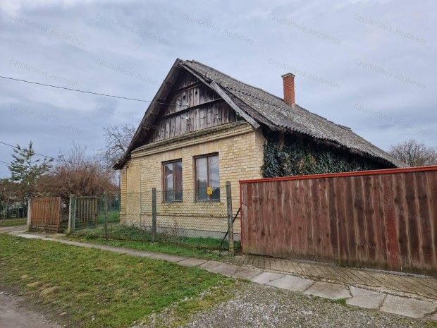 J�szd�zs�n er�sen fel�j�tand� 54 nm-es, 2 szob�s csal�di h�z elad�!