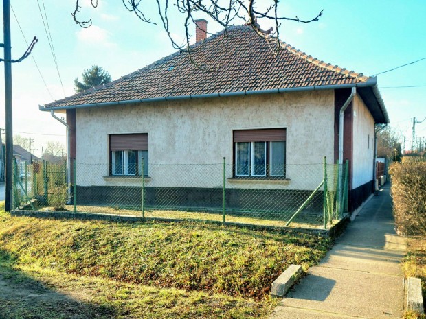 J�szf�nyszaru k�zpontj�ban elad� 84 m-es csal�di h�z + mell�k�p�let