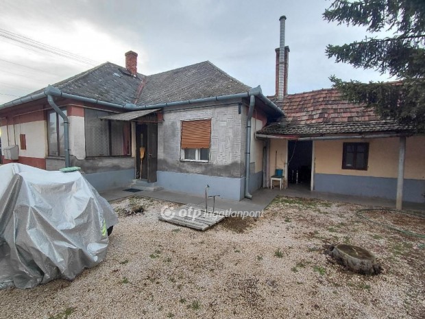 J�szf�nyszarui 67 nm-es h�z elad�