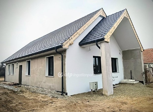 J�szf�nyszarui 96 nm-es h�z elad�