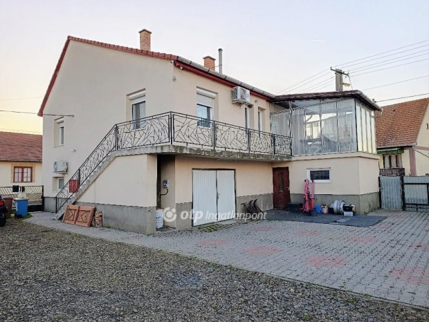 J�szf�nyszarui elad� 220 nm-es h�z