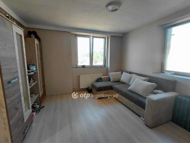 J�szf�nyszarui elad� 49 nm-es h�z