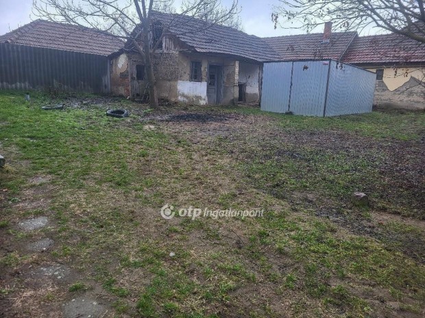 J�szf�nyszarui elad� 67 nm-es h�z