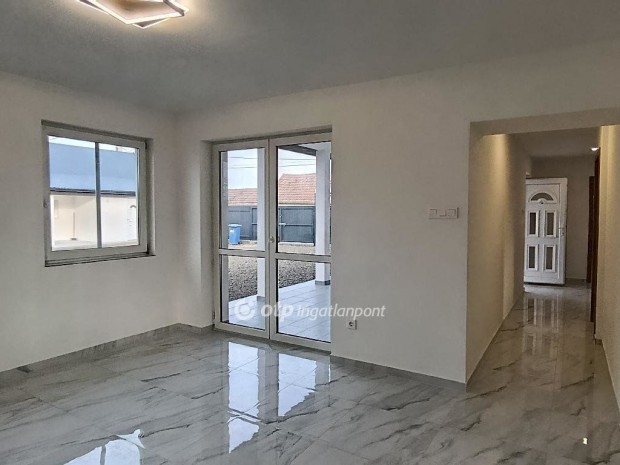 J�szf�nyszarui elad� 70 nm-es h�z