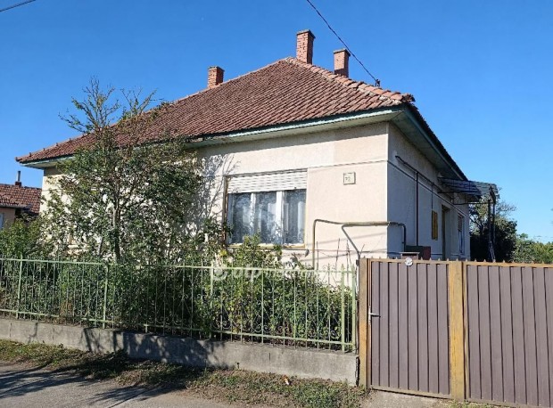 J�szf�nyszarui elad� 84 nm-es h�z