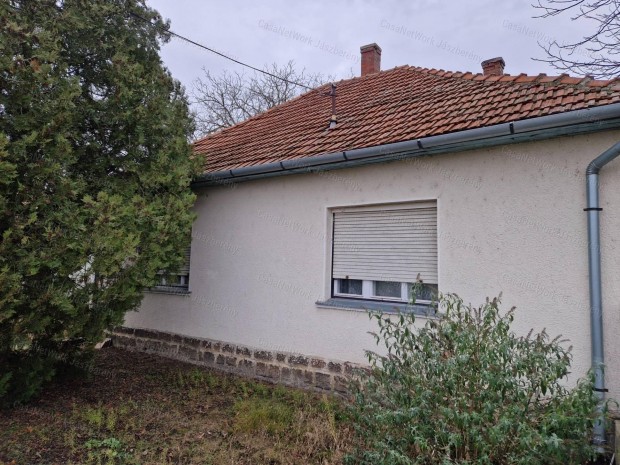 J�sziv�nyban, 92 nm-es, 3 szob�s, fel�j�tand� csal�di h�z elad�