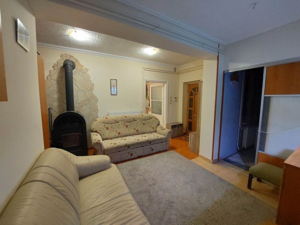 J�szj�k�halm�n, a k�zpont k�zel�ben fel�j�tott ikerh�z-f�l elad�