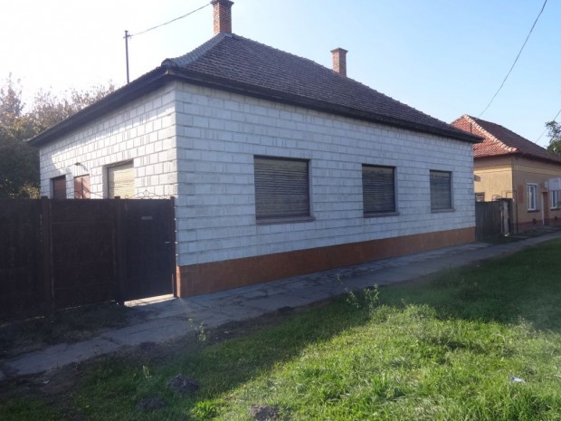 Jszkarajen, F utca, 140 m2-es, csaldi hz, 4 szobs, feljtand