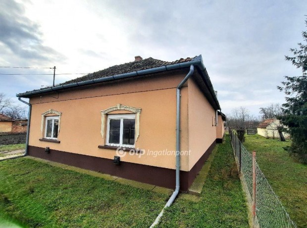 J�szkarajen�i elad� 87 nm-es h�z