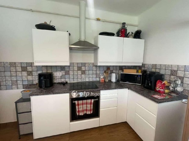 J�szkarajen�i elad� 94 nm-es h�z