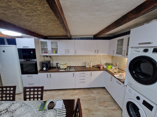 J�szlad�nyban 3+1f�l szoba 110m2 elad�