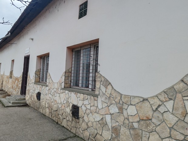 J�szlad�nyban a f� utc�j�n csal�di h�z, italbolt elad�!