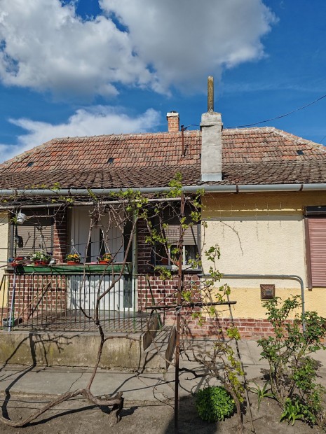 J�szlad�nyban a f� utc�n csal�di h�z elad�!