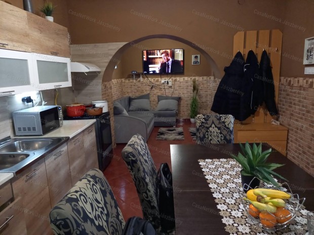 J�szlad�nyon elad� egy 100 nm-es 4+1 szob�s csal�di h�z