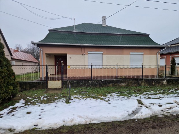 J�szszentadr�son kiv�l� �llapot� kockah�z elad�