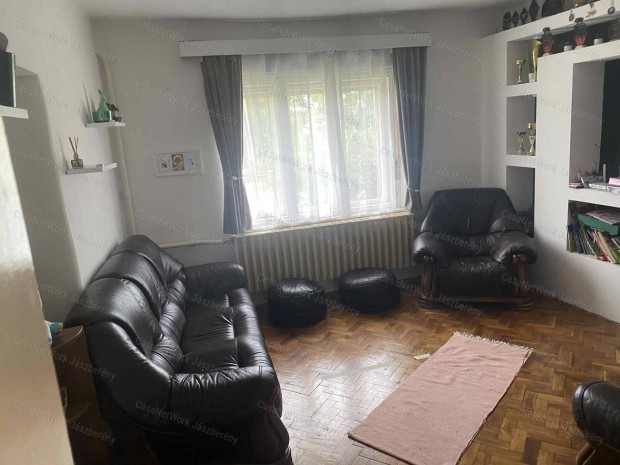 J�szszentandr�s k�zpontj�ban 97 nm-es, 3 szob�s csal�di h�z elad�