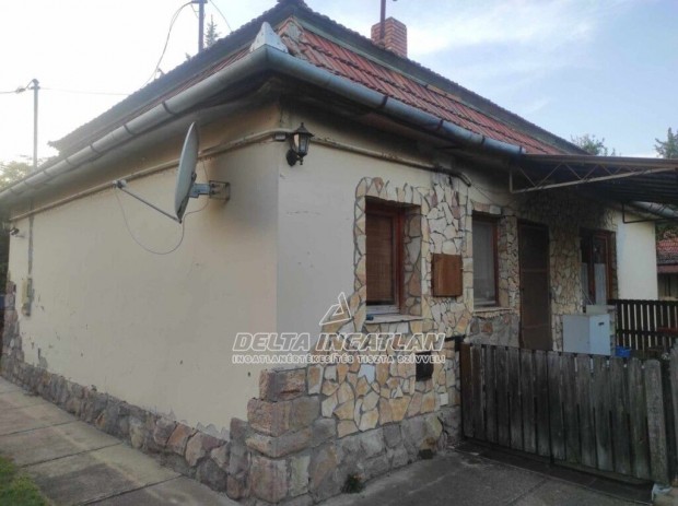 J�sztelken 75 m2-es, 2 szoba + nappalis h�z, 2 mell�k�p�lettel elad�!