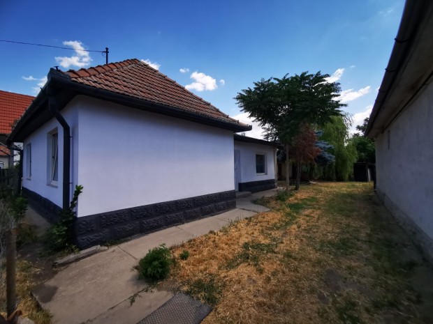 J�sztelken elad� egy kocka t�pus� ingatlan