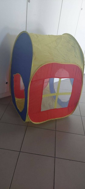 Játék házikó a szoba közepén!