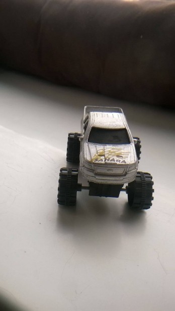 Játékautó , terepjáró , műanyag , 9 x 5 cm ,használt