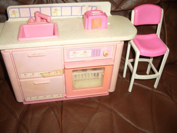 Játékok : Barbi konyhabútor , varrógép , baba , esernyő . Lányoknak