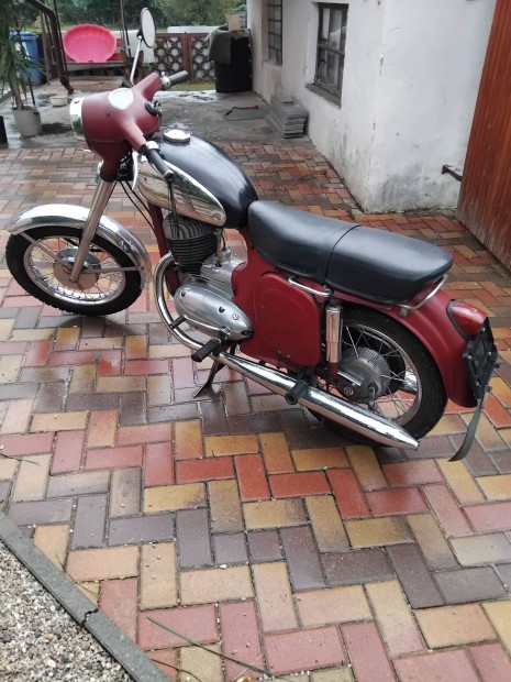 Jawa 250 gyrias