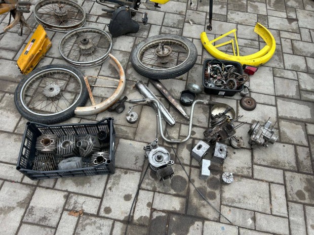 Jawa Babetta 2db fellelt vz s alkatrszei