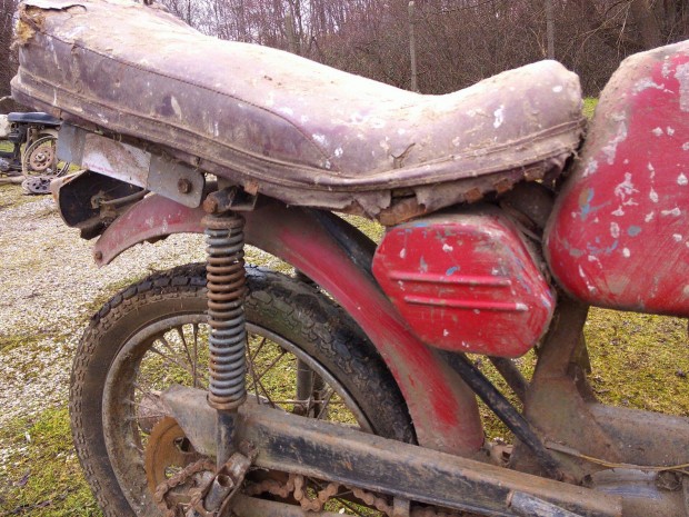 Jawa Mustang kismotorokról :kőzépső szerszámos dobozok eladók