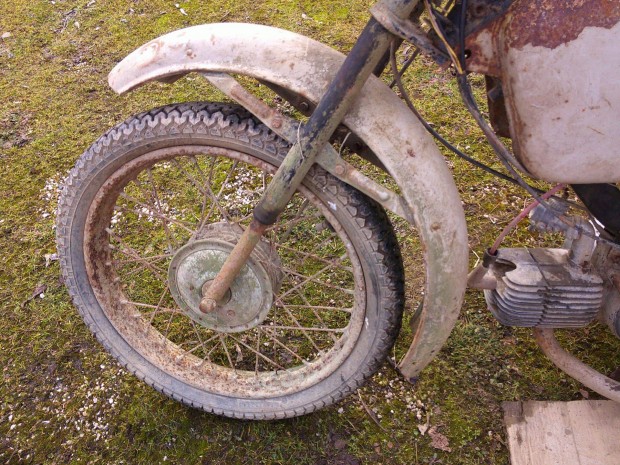 Jawa Mustang smkp.-ról : első-hátsó sárvédő ,csak egyben eladó