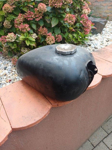 Jawa zemanyag tartly-csappal.