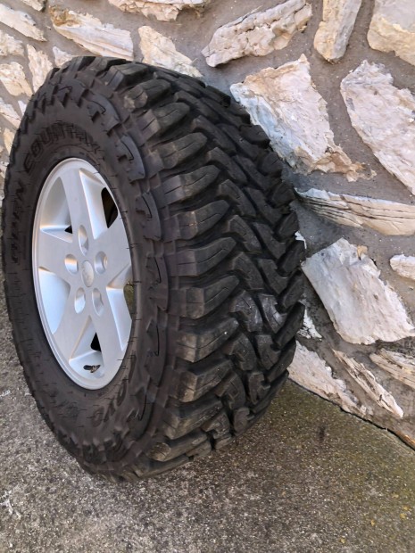 Jeep Wrangler JK felni, Toyo M/T terep gumi 295/70R17 m�retben