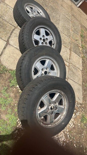 Jeep cherokee kj felni gumival
