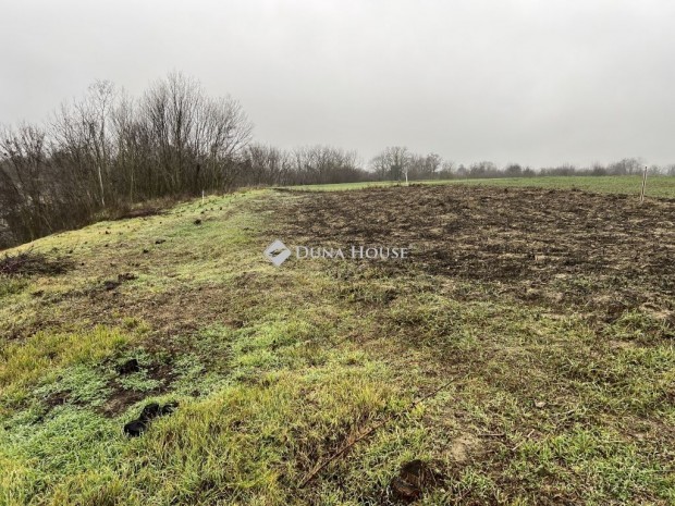 Jen�, F� utc�n panor�m�s �p�t�si telek elad�