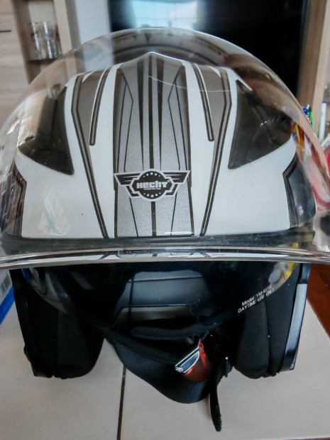 Jet buk�sisak be�pitett napellenz�vel