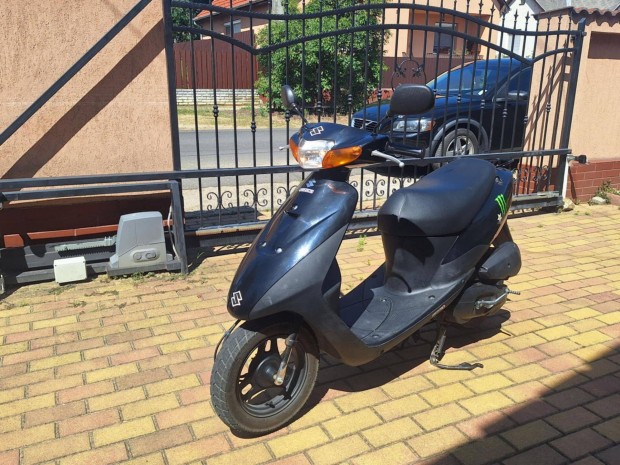 Jó állapotban lévő Suzuki Let1s 2 segédmotoros kerékpár