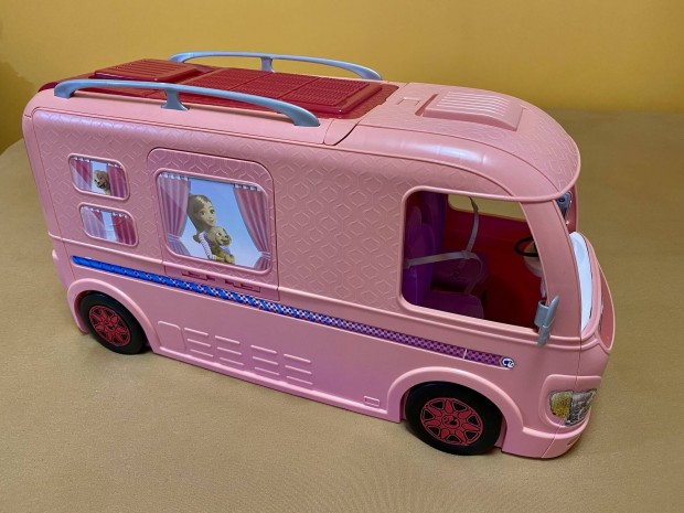 J llapot Barbie busz