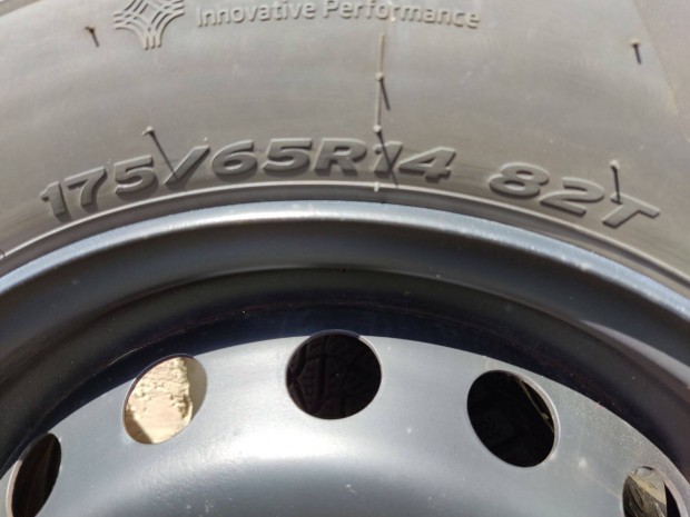 Jó állapotú Hankook téli gumik felnin 175/65 R14