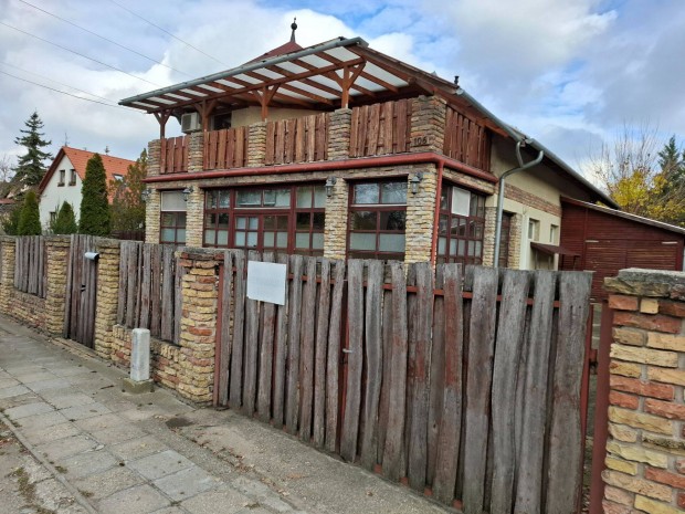 J� �llapot�, k�t szintes, csal�di h�z, �zlethelyis�ggel G�d�ll�n elad�