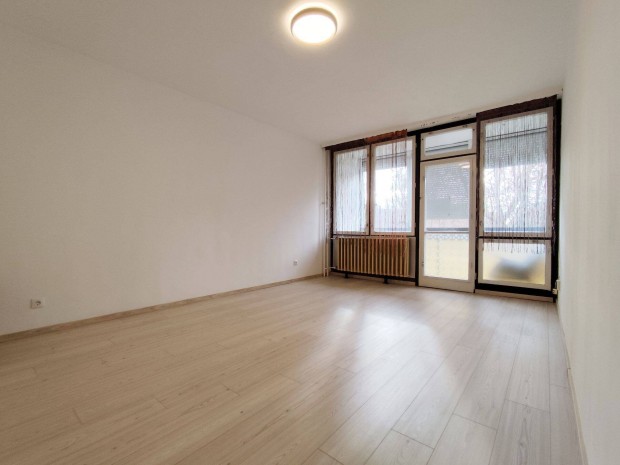 J� �llapot�, kl�m�s, Els� Emeleti lak�s a k�zpontban elad�