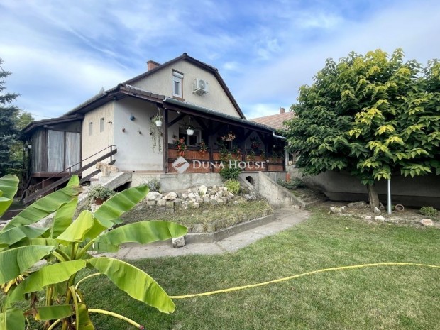 J� �llapot� csal�di h�z, rendezett telken, mell�k�p�lettel