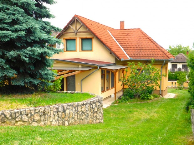 J� �llapot� csal�di h�z a H�v�zi t�t�l 3 km t�vols�gra!