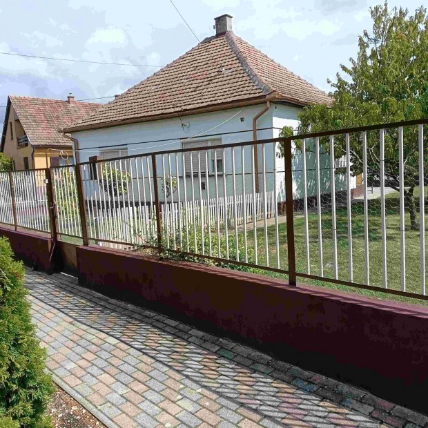 J� �llapot� csal�di h�z elad� Fajszon