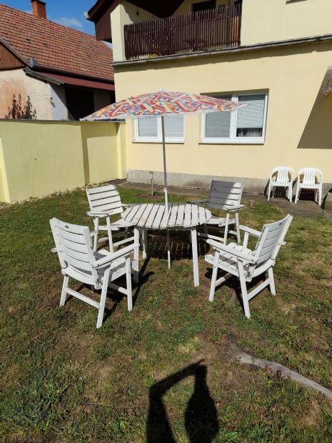 Jó állapotú fából készült kerti bútor napernyővel eladó