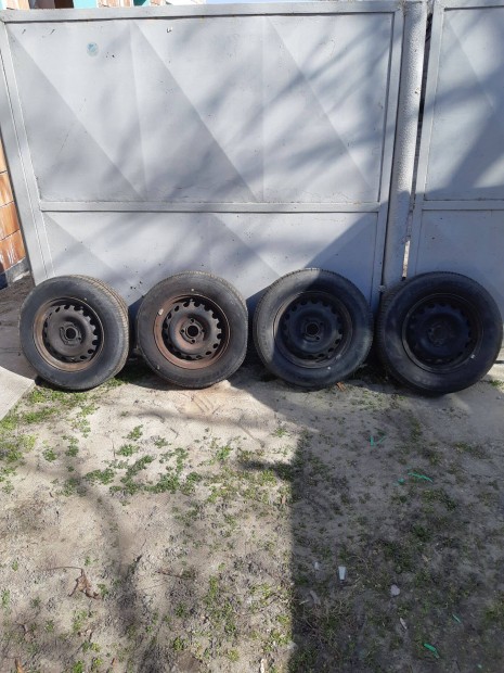 Jó állapotú-keveset futott nyári gumik felnin